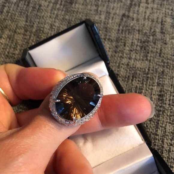 15CT Quartz Ring Size 8 - Picture 2 of 6